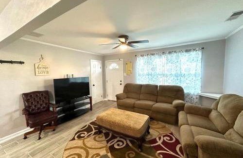 Brownsville House | Blue Oval 10 Min - Country Home 3 Bed 1 Bath-Sleeps 5-6