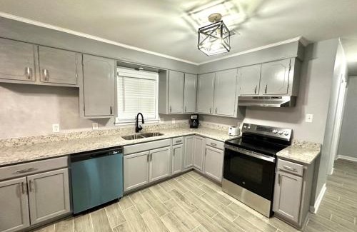 Brownsville House | Blue Oval 10 Min - Country Home 3 Bed 1 Bath-Sleeps 5-6