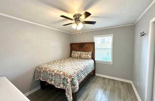 Brownsville House | Blue Oval 10 Min - Country Home 3 Bed 1 Bath-Sleeps 5-6