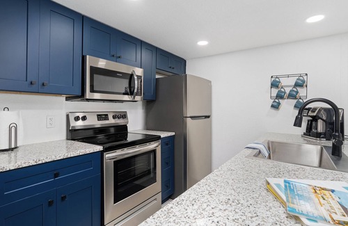 Harbor Oaks House | Blue Pearl- Canal Views, Boat Slip & Pool Access! Perfect Rockport Getaway!