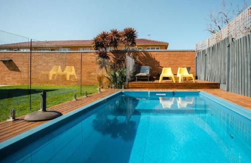 Mornington House | Blue Pearl Retreat - Opp Beach, Spa, Sunsets and Pool