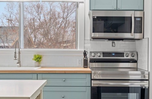 Drumheller House | Blue Raptor | Family-Friendly 3BR + Private Yard!