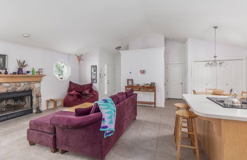 Four Sisters House | Blue Refuge #149 - Cute, affordable, close to beach. WIFI, dog OK.