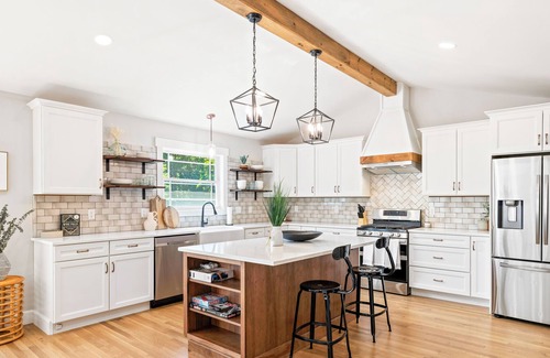Skyland House | Blue Ridge Main House by AvantStay | Incredible Views, Hot Tub & Large Yard!