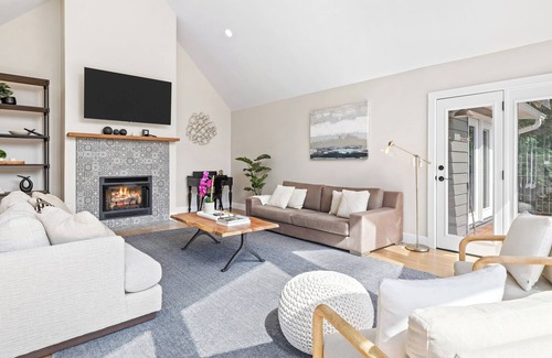 Skyland House | Blue Ridge Main House by AvantStay | Incredible Views, Hot Tub & Large Yard!