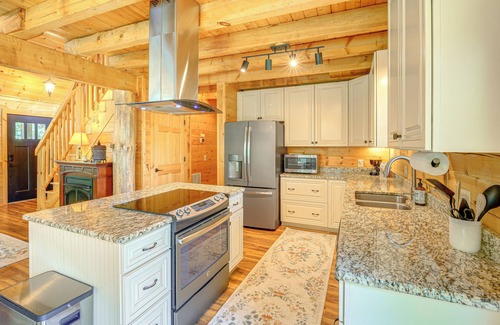 Vesta Cabin | Blue Ridge Mtns Retreat w/Views, 1 Mi to Parkway!