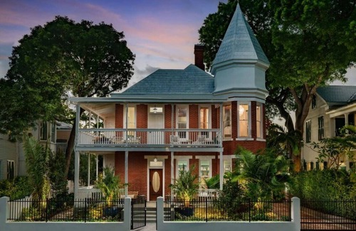 Historic Seaport Apartment | Blue Room at the Grand Maloney