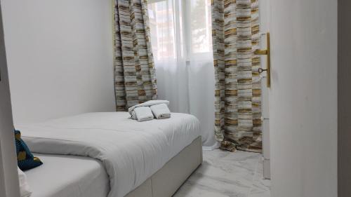 Franconville Apartment | Blue Room