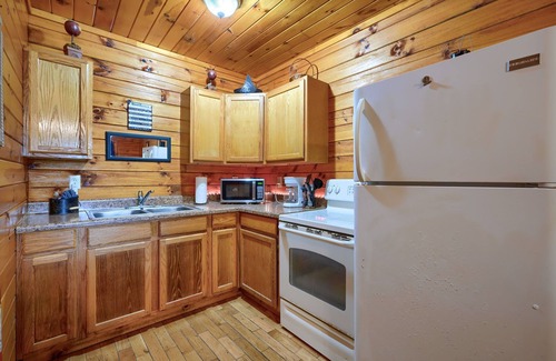 Logan Cabin | Blue Rose Cabins - Pine Ridge Cabin