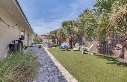 Jacksonville Cottage | Blue Seahorse Beach cottage, Private backyard, free parking, steps from the sand