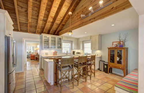 Kings Terrace House | Blue Skies Cottage! Fun South Island Beach Cottage, Fire Pit, Private Backyard Close to EVERYTHING!
