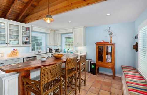 Kings Terrace House | Blue Skies Cottage! Fun South Island Beach Cottage, Fire Pit, Private Backyard Close to EVERYTHING!