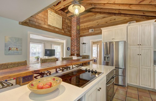 Kings Terrace House | Blue Skies Cottage! Fun South Island Beach Cottage, Fire Pit, Private Backyard Close to EVERYTHING!