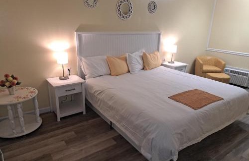 Blue Ridge Hotel | Blue Sky Inn- Complimentary Happy Hour Th-Sun, Veteran owned, Full Breakfast, Best green space, 1 mile from Blue Ridge, Fire Pit