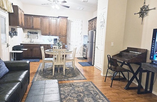 Glenmont Estates House | BLUE SKYS Executive In-Law Suite! 2 KING/2 full BATH/Private suite, PLUS 1 pet!