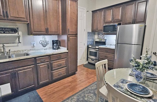 Glenmont Estates House | BLUE SKYS Executive In-Law Suite! 2 KING/2 full BATH/Private suite, PLUS 1 pet!