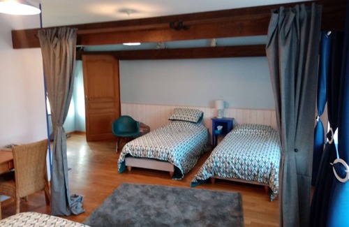 Gavray Bed & Breakfast | BLUE spacious room - Breakfast included