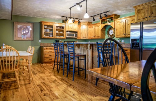 Victor House | Blue Spruce Inn 1.25 acres mountain views 6 bed 6.5 bath 4,040 sqft - 2 kitchens