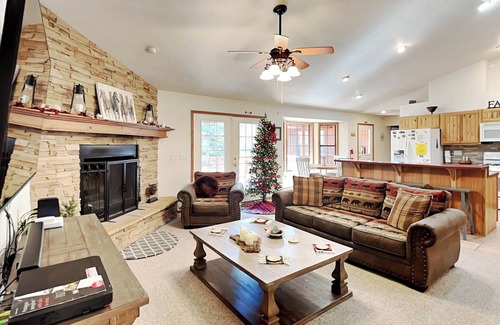 Alto Cabin | Blue Spruce Retreat, 3 bedrooms, Large Deck, Views, Sleeps 8