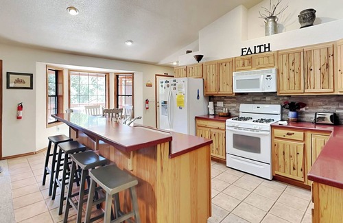 Alto Cabin | Blue Spruce Retreat, 3 bedrooms, Large Deck, Views, Sleeps 8