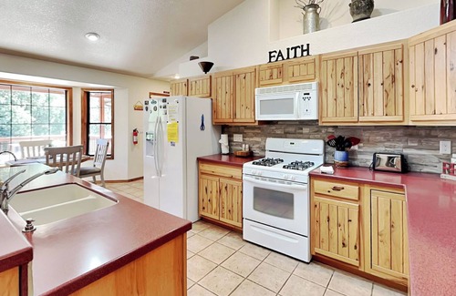 Alto Cabin | Blue Spruce Retreat, 3 bedrooms, Large Deck, Views, Sleeps 8