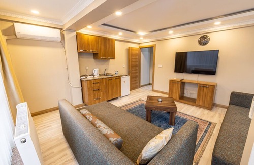 Sirinevler Mahallesi House | Blue Suit