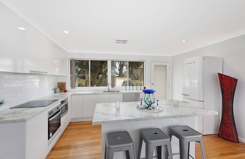 Long Jetty Apartment | Blue Summer House - Pet Friendly Accommodation