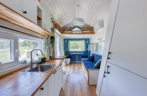 Zeewolde Ski Chalet | Blue Tiny House with HotTub