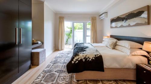 Camps Bay Villa | Blue Views Penthouse Beachfront Apartment with Pool