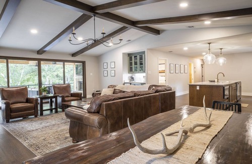 New Braunfels House | Blue Water Lodge- Guadalupe riverfront, Newly remodeled, sleeps 12!