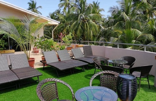 Kudahuvadhoo Hotel | Blue Wave Guest House includes a garden & a patio & is located in Kudahuvadhoo.