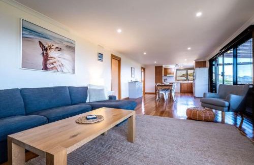Coles Bay House | Blue Waves