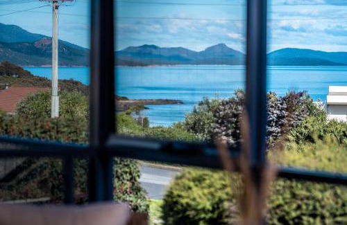 Coles Bay House | Blue Waves