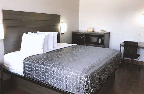 Arena District Hotel | Blue Way Inn By Jasper Near Frost Bank Center -Comfort 1 King Bed Non Smoking
