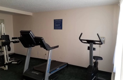 Wichita Hotel | Blue Way Inn & Suites Wichita East-1 King Bed Non Smoking