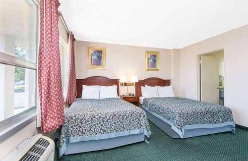 Wichita Hotel | Blue Way Inn & Suites Wichita East-2 Queen Bed Non Smoking