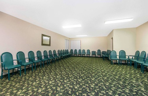 Wichita Hotel | Blue Way Inn & Suites Wichita East-2 Queen Bed Non Smoking