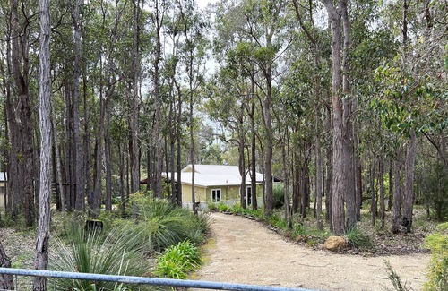 Denmark House | Blue Wren Lodge - forest setting & close to town.