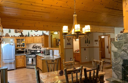 Winter Park Cabin | BLUEBEARY PINES-PERFECT ESCAPE-PRIVATE HOT TUB/3br/2.5ba/WALK TO SKI SHUTTLES!