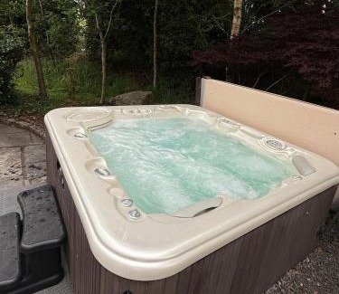 Newry House | Bluebell Cottage - with hottub