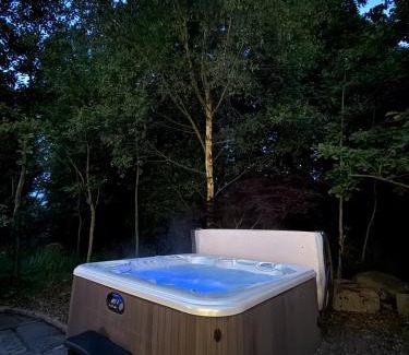 Newry House | Bluebell Cottage - with hottub