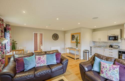 Newton Stewart Ski Chalet | Bluebell Lodge 10 with Hot Tub