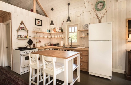 Albas Cottage | Blueberry Springs on Shuswap Lake. "Escape to Nature"