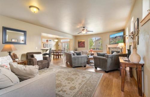 Southwest Bend House | Bluebird Day - Canyon Retreat