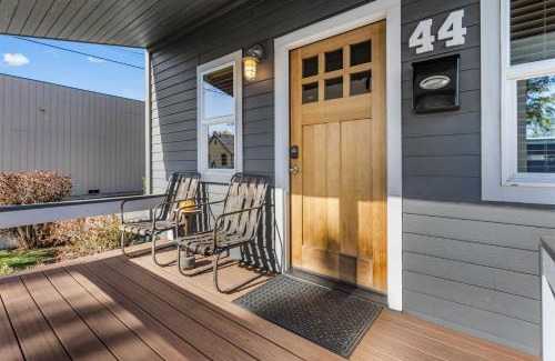 Old Bend House | Bluebird Day - Lakewood Cottage