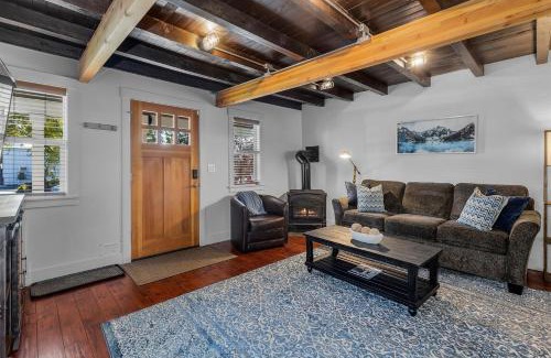 Old Bend House | Bluebird Day - Lakewood Cottage