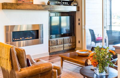 Southern Crossing House | Bluebird Day - Smokestack River House