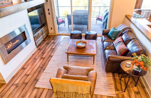 Southern Crossing House | Bluebird Day - Smokestack River House