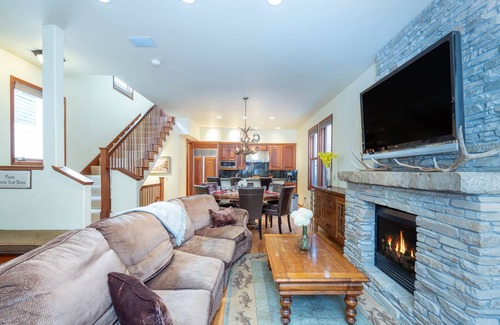 Telluride House | BLUEBIRD DAY- Welcoming Townhome Close to Downtown & Ski Slopes