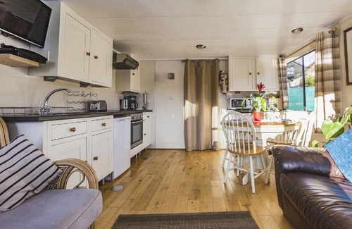 Runnymede Boat Rental | "BLUEBIRD" house-boat by Riverscapes
